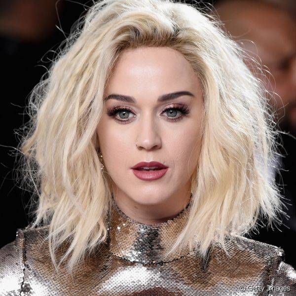 Katy Perry fez uma maquiagem rosa super feminina para o Grammy Awards 2017, com sombra met?lica e batom matte em tom de rosa antigo (Foto: Getty Images)